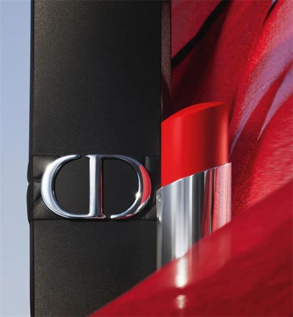 迪奥推出新款口红，全28个色号「内含模特试色」​