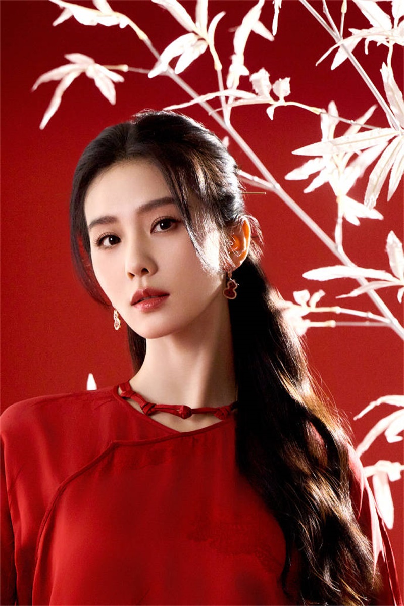 刘诗诗一袭红衣国色天姿好妩媚，她历年古装造型更美爆了