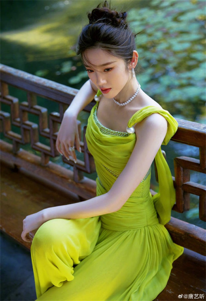 唐艺昕绿裙写真太漂亮了，肤白貌美身材曼妙性感撩人